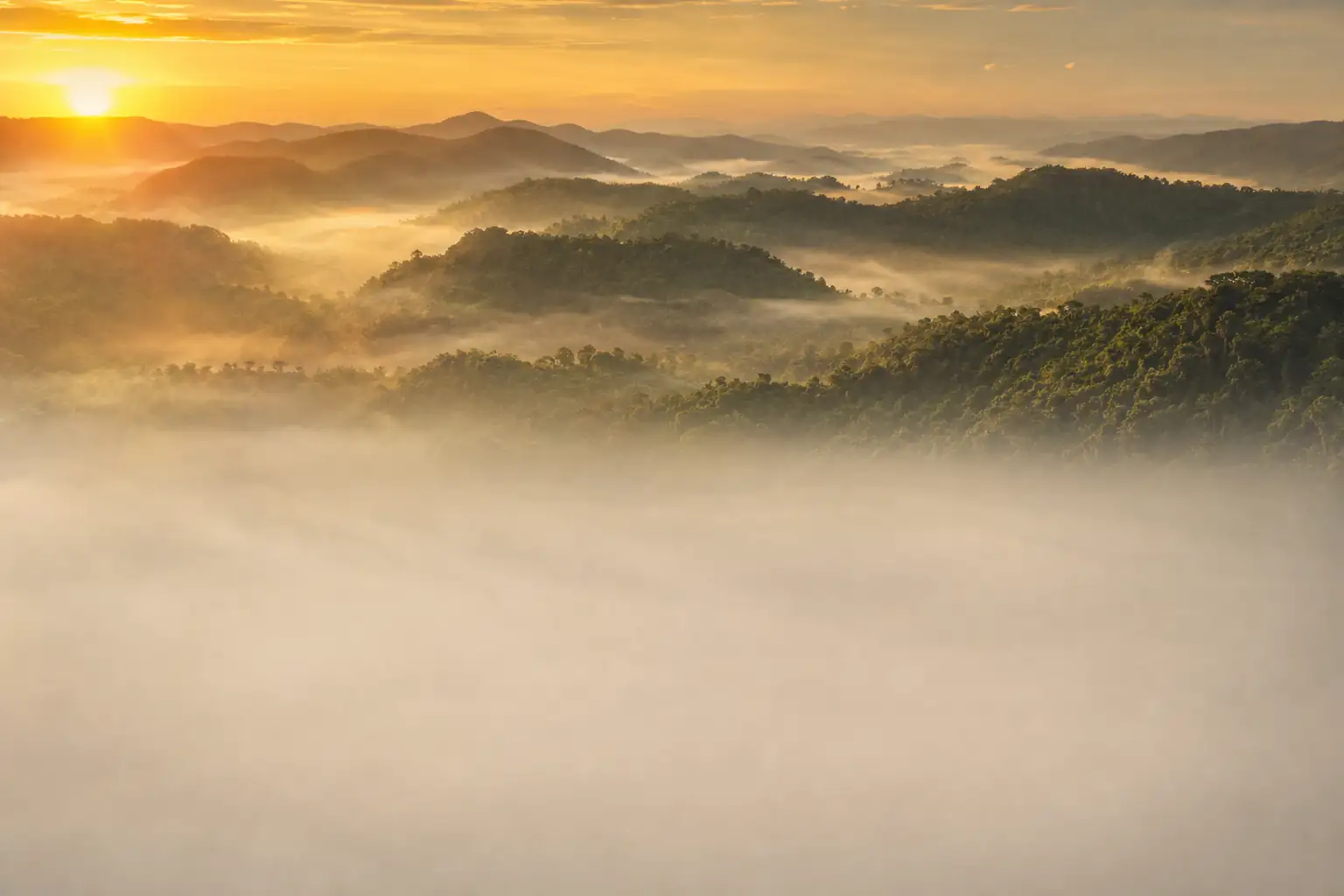 Amanhecer sobre as serras da Bodoquena cobertas de neblina
